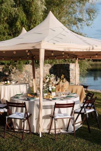 Banchetto festivo di nozze all'aperto vicino all'acqua