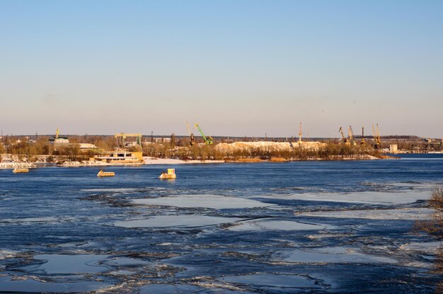 Banchi di ghiaccio alla deriva su un fiume Dnepr a Kremenchug, Ucraina