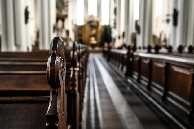 Banchi vuoti nella cattedrale vista ravvicinata chiesa prima del culto