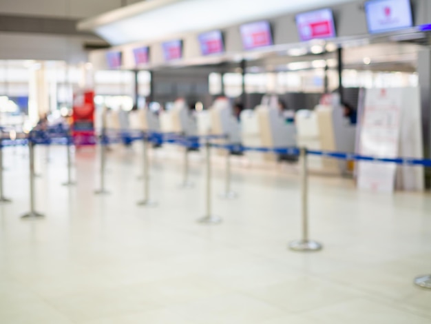 Banco check-in sfocato in aeroporto