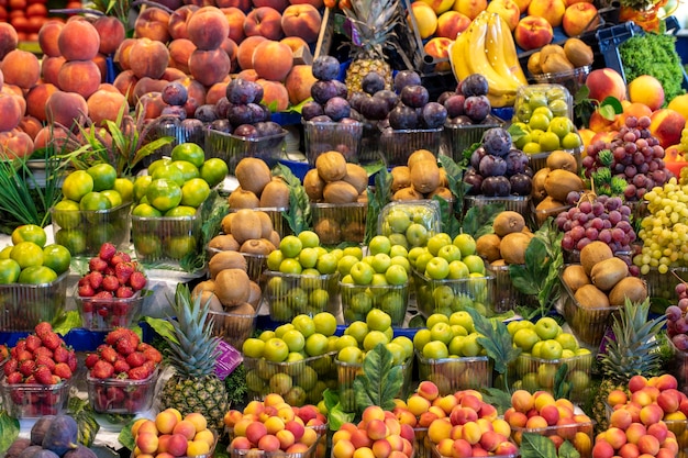 Banco del mercato ortofrutticolo Fresco Una varietà di frutta si trova sul bancone del negozio