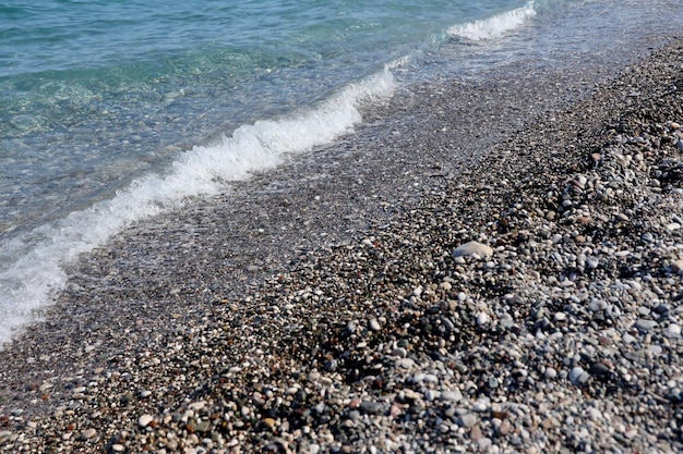 Banco di ciottoli con il mare e la spiaggia sullo sfondo