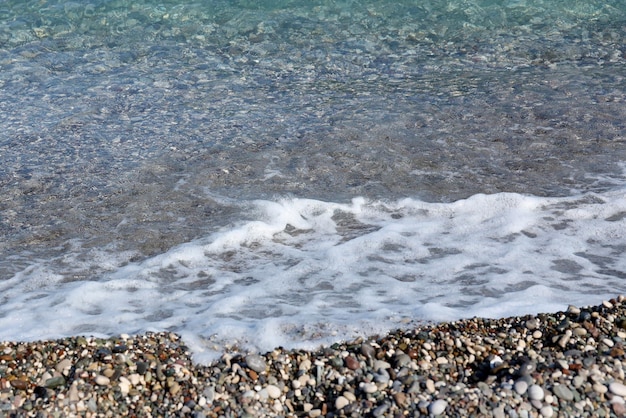 Banco di ciottoli con il mare e la spiaggia sullo sfondo