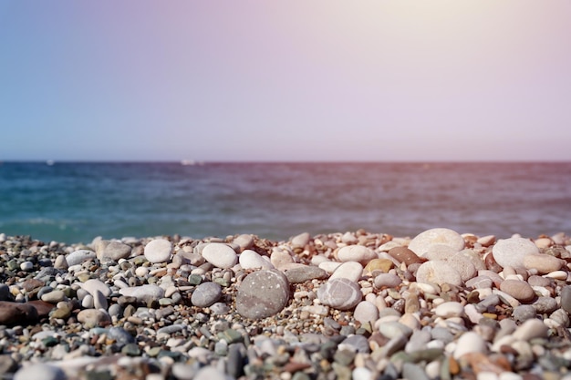 Banco di ciottoli con il mare e la spiaggia sullo sfondo