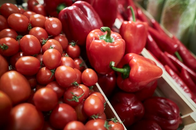 Bancone al supermercato con verdure Peperoni e pomodori al bancone