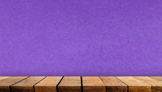 Bancone da tavolo con mensola in legno da esposizione vuota con spazio di copia per sfondo pubblicitario e sfondo con sfondo muro di carta viola,