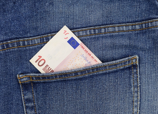 Banconota da 10 euro nella tasca dei jeans da vicino