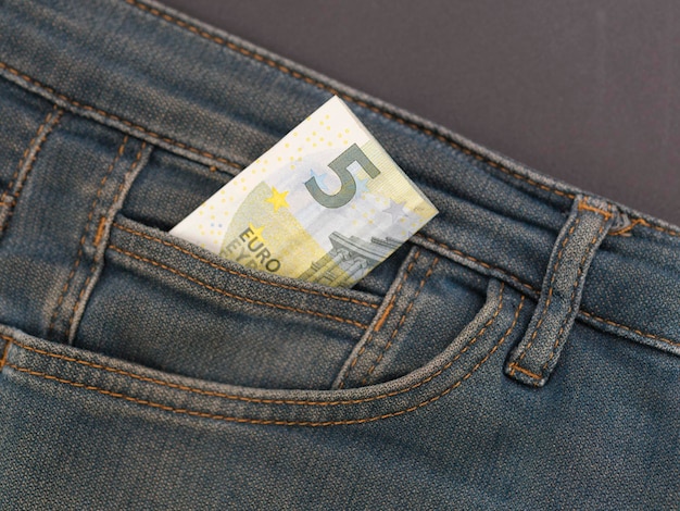 Banconota da 5 euro nella tasca dei jeans