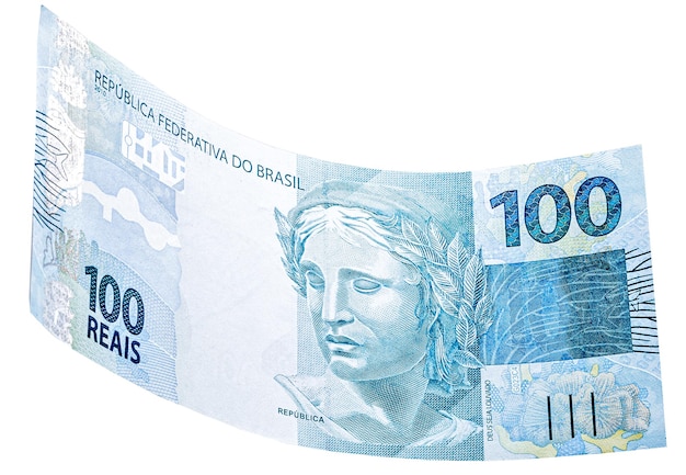 Banconota da cento reais dal brasile che cade su sfondo bianco isolato