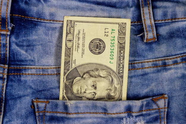 Banconota da venti dollari nella tasca dei blue jeans