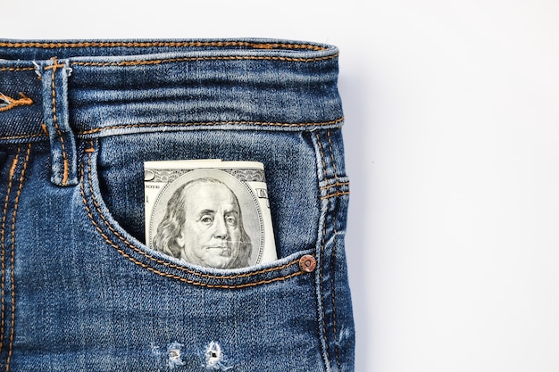 Banconota del dollaro americano in una tasca dei blue jeans