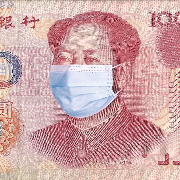 Banconota Yuan con Mao Zedong in una maschera medica. concetto cinese di coronavirus. Malattia del coronavirus Wuhan Sars. Concept: quarantena in Cina, crisi finanziaria mondiale