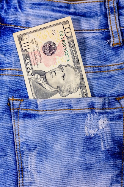 Banconote americane da dieci dollari in una tasca dei blue jeans