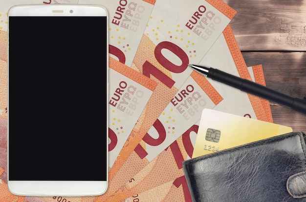 Banconote da 10 euro e smartphone con borsellino e carta di credito