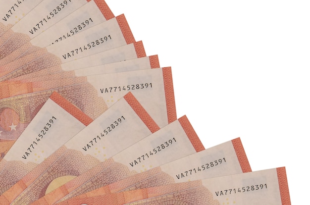 Banconote da 10 euro si trova isolato sul muro bianco con spazio di copia impilato nella fine del ventilatore. Concetto di tempo di giorno di paga o operazioni finanziarie