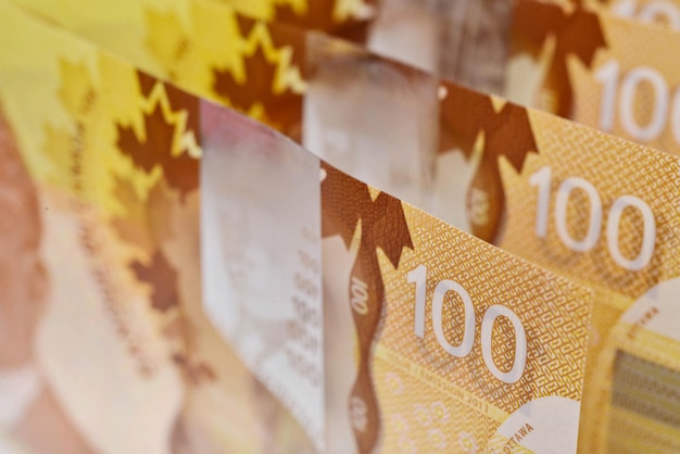 Banconote da 100 dollari canadesi. Le note sono prevalentemente di colore marrone