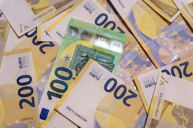 Banconote da 100 e 200 euro sullo sfondo del tavolo della carta moneta