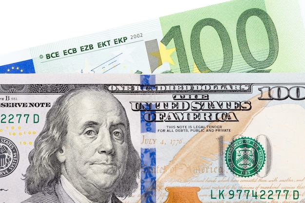 Banconote da 100 euro e dollaro su sfondo bianco Foto ad alta risoluzione