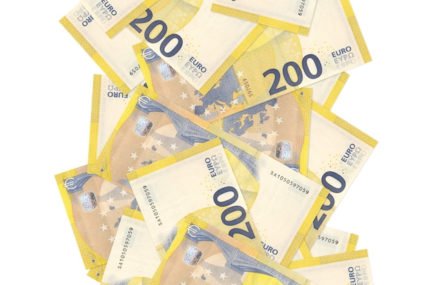 Banconote da 200 euro che volano giù isolato su bianco. Molte banconote che cadono con lo spazio bianco della copia sul lato sinistro e destro