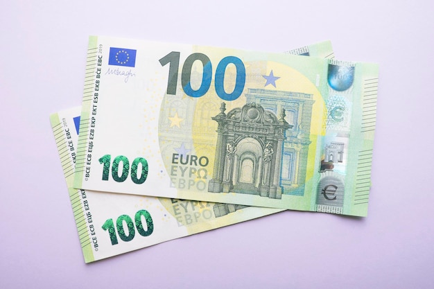 Banconote da cento euro in primo piano