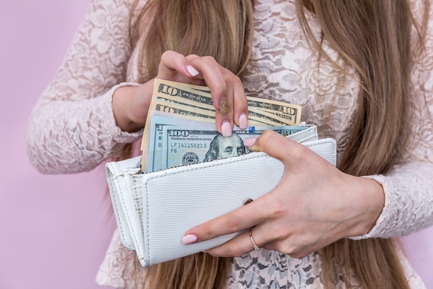 Banconote da un dollaro tolte dalla borsa da mani femminili