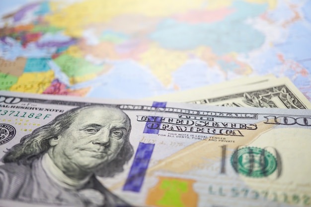 Banconote del dollaro americano sulla mappa del globo del mondo.