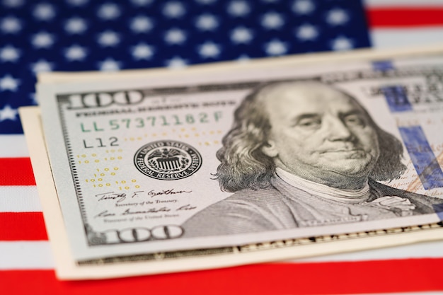 Banconote del dollaro sulla bandiera USA America.