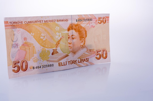 Banconote di 50 lire turche su sfondo bianco