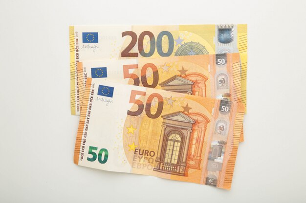 Banconote di euro su bianco