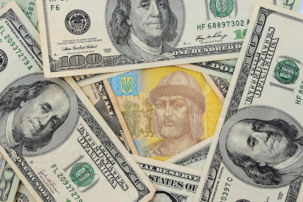 Banconote di fondo di dollari americani e grivna ucraina