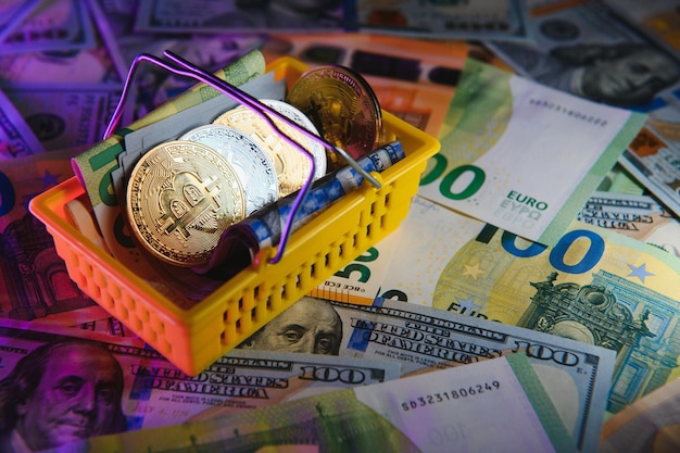 Banconote e monete in euro Banconote in dollari con bitcoin Foto di alta qualità