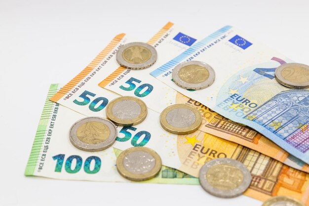 Banconote e monete in euro. Contabilità finanziaria e concetti di risparmio di denaro