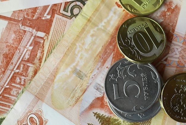 Banconote e monete russe "rubli". Banconota con la scritta "cinquemila rubli" e monete da 5 e 10 rubli. Sfondo fatto di soldi.