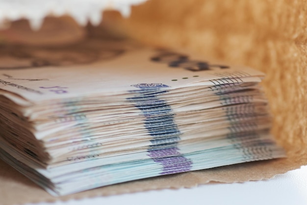 Banconote hryvnia ucraine in sacchetto di carta Concetto di pagamento illegale corruzione corruzione