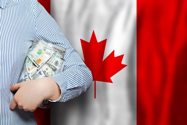 Banconote in dollari americani su bandiera nazionale canadese con sfondo ondulato tema finanziario del Canada