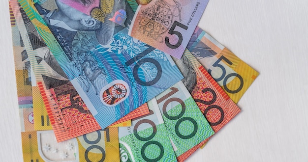 Banconote in dollari australiani come contesto finanziario banconote di colore diverso AUD contanti