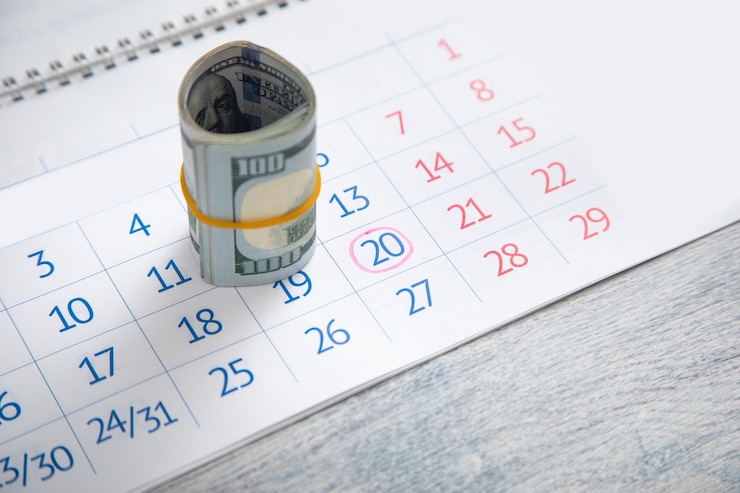 Foto banconote in dollari sul calendario affari