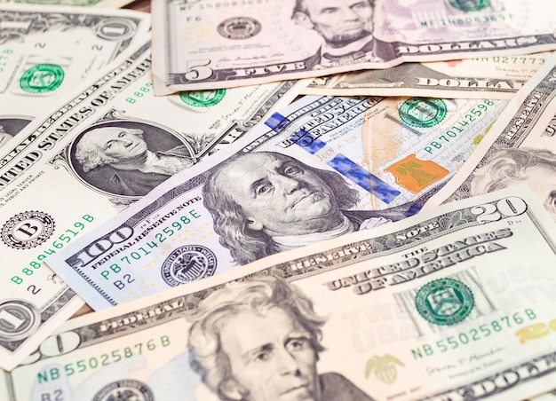 Banconote in dollari USA sparse su un tavolo
