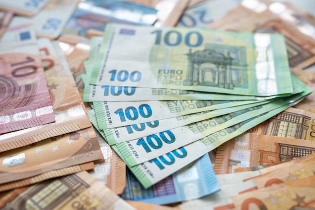 Banconote in euro colorate di diverse denominazioni come sfondo Concetto di finanze