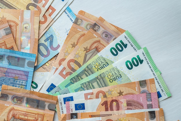 Banconote in euro colorate, vista dall'alto. sfondo di soldi