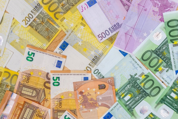 Banconote in euro come sfondo sulla scrivania in legno