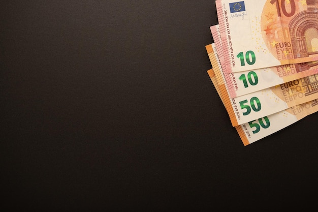 Banconote in euro con copyspace su sfondo nero