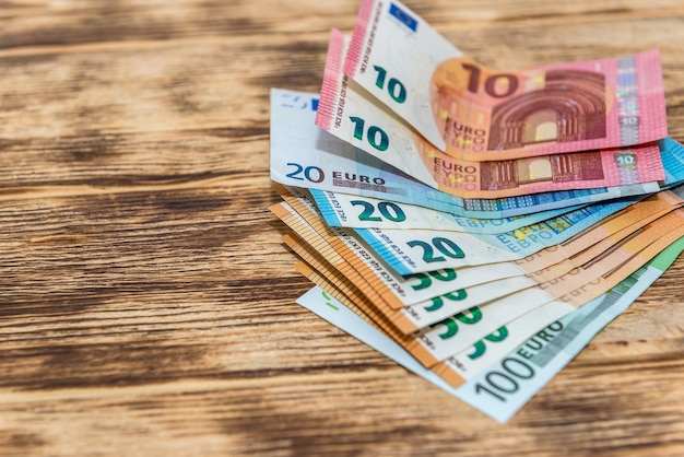 Banconote in euro in ventola allo scrittorio di legno