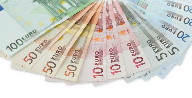 Banconote in euro isolate su bianco