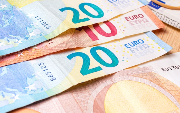 banconote in euro sul tavolo in primo piano con i numeri evidenziati