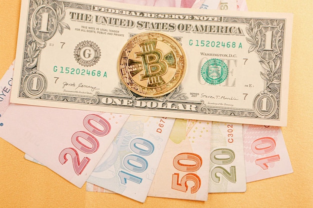 Banconote in lire turche Dollari USA e moneta bitcoin