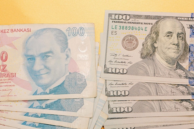 Banconote in lire turche e dollari americani