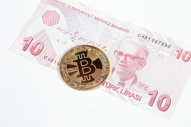 Banconote in lire turche e moneta bitcoin