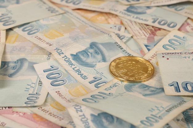 Banconote in lire turche e moneta bitcoin