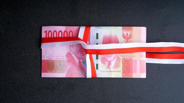Banconote in rupia con nastro sdraiato su sfondo nero fuoco selettivo del concetto di finanza ed economia